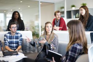 Une équipe de stagiaires en entreprise