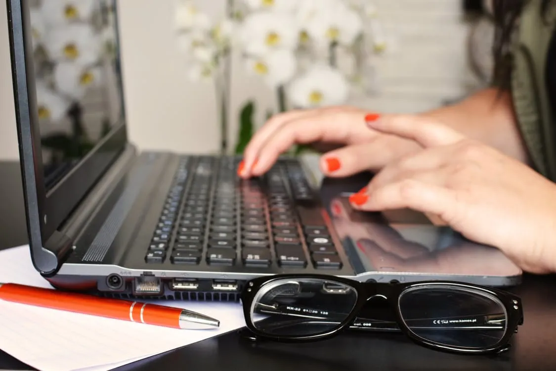 Gestionnaire de paie qui prépare des bulletins de salaire sur un ordinateur portable