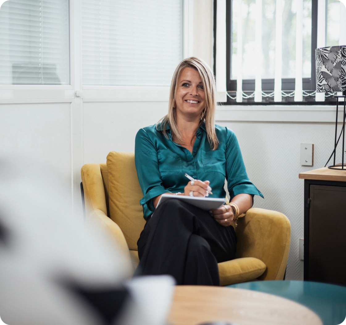 Collaboratrice Socialea en entretien avec un client