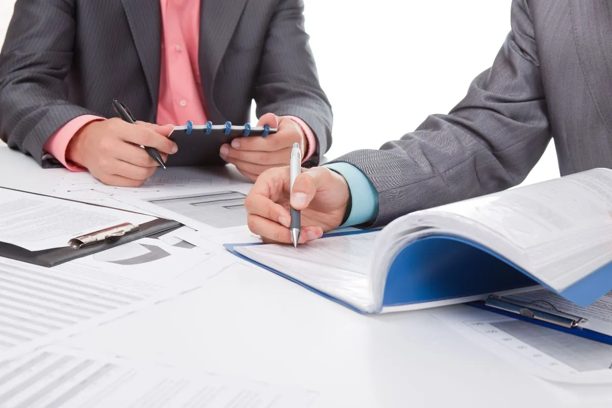 Signature d’un document entre un employeur et un salarié pour corriger une erreur de paie
